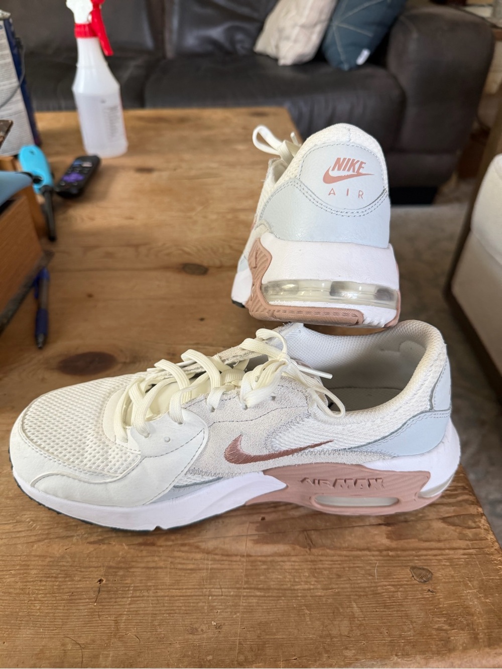 Nike women’s Air max Sneakers in White and Pink